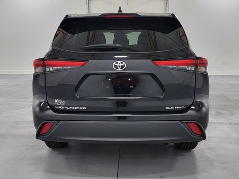 Used 2022 Toyota Highlander XLE AWD/4WD image 8