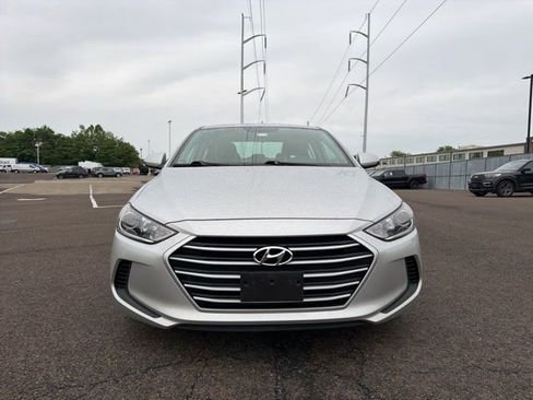 Used 2018 Hyundai Elantra SE w/ Winter Weather Package FWD image 2