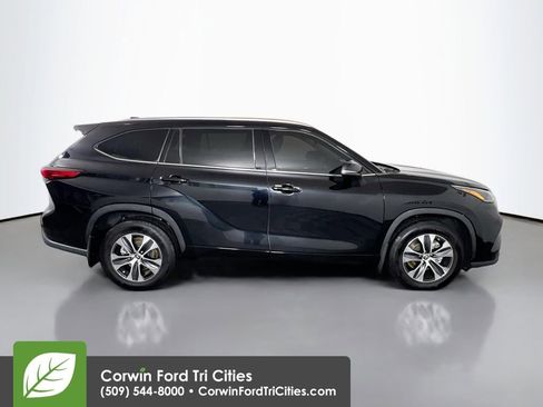 Used 2021 Toyota Highlander XLE image 18