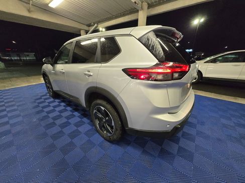 Used 2025 Nissan Rogue SV image 4