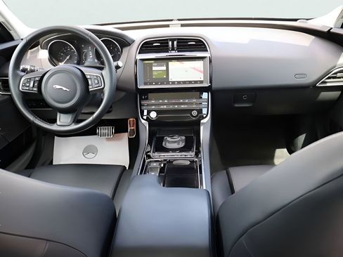 Used 2019 Jaguar XE Premium RWD image 15