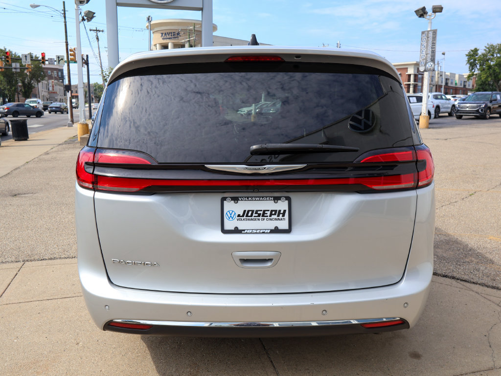 Used 2024 Chrysler Pacifica Touring-L FWD image 4