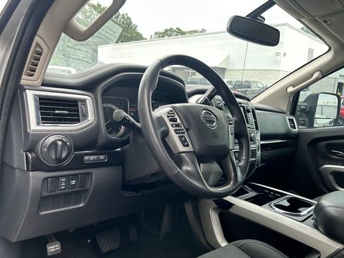 Used 2019 Nissan Titan SV w/ SV Convenience Package RWD image 10