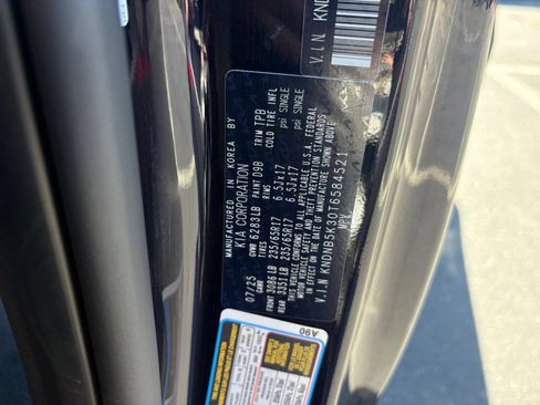 Used 2026 Kia Carnival FWD image 27
