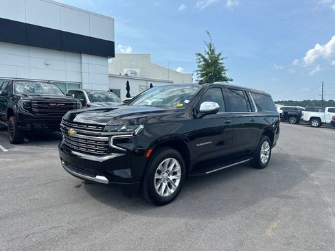 Used 2024 Chevrolet Suburban Premier AWD/4WD image 3