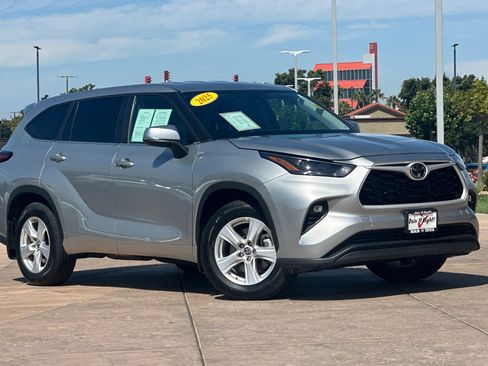 Certified 2025 Toyota Highlander LE AWD/4WD image 2