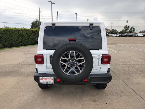 Used 2025 Jeep Wrangler Unlimited Sahara AWD/4WD image 6