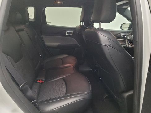 Used 2025 Jeep Compass Latitude w/ Sun & Sound Group AWD/4WD image 19