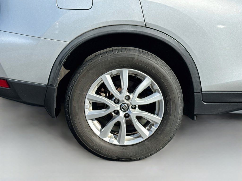 Used 2017 Nissan Rogue SV FWD image 38