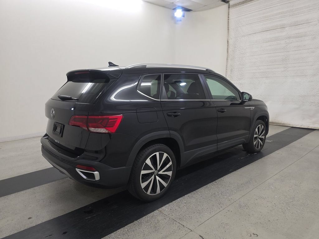 Used 2023 Volkswagen Taos SE w/ Panoramic Sunroof Package FWD image 5