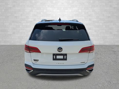 Used 2024 Volkswagen Taos SE w/ Panoramic Sunroof Package AWD/4WD image 3