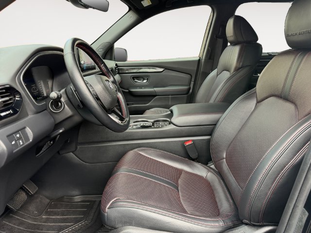 Used 2025 Honda Pilot Black Edition image 11