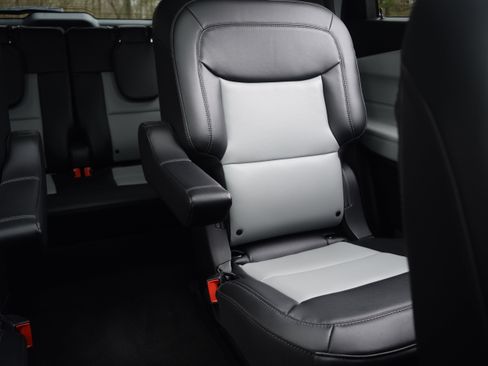 Used 2023 Ford Explorer XLT w/ Equipment Group 202A image 17