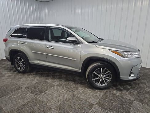 Used 2019 Toyota Highlander XLE AWD/4WD image 1