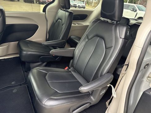 Used 2024 Chrysler Pacifica Touring-L image 9