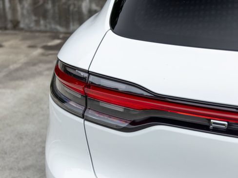 Certified 2026 Porsche Macan AWD/4WD image 18