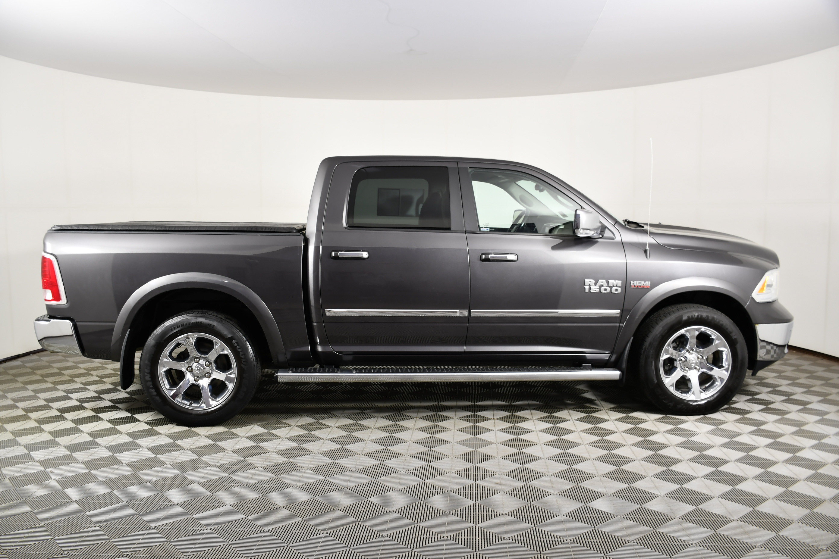 Used 2018 RAM 1500 Laramie AWD/4WD image 5