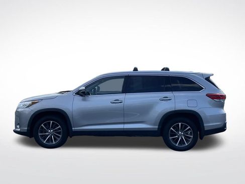 Used 2019 Toyota Highlander XLE AWD/4WD image 2