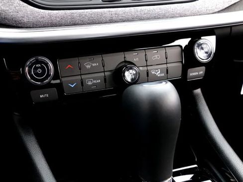 New 2026 Jeep Compass Latitude image 15