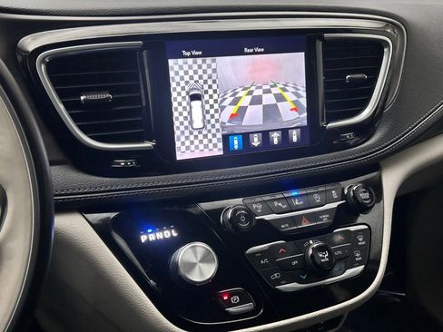 Used 2018 Chrysler Pacifica Limited w/ Tire & Wheel Group image 24