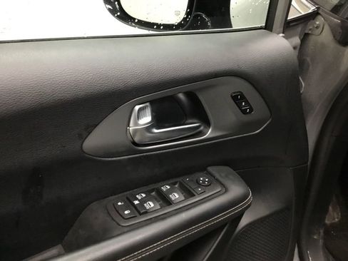 Used 2025 Chrysler Pacifica Select image 7