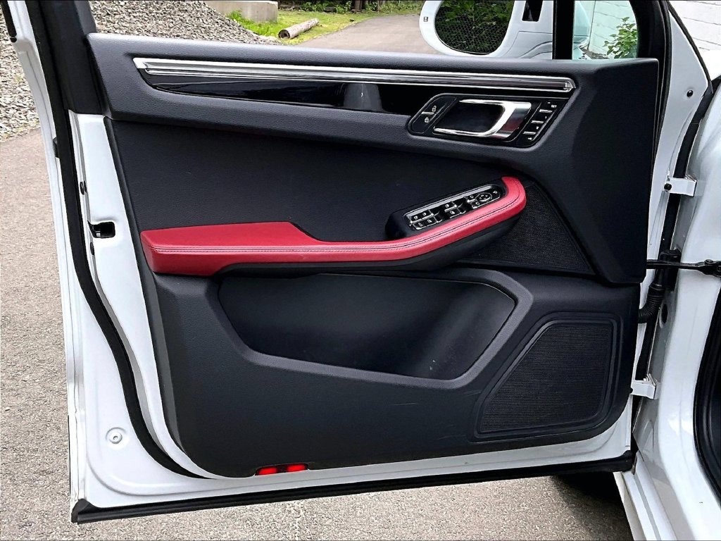 Certified 2023 Porsche Macan S AWD/4WD image 28