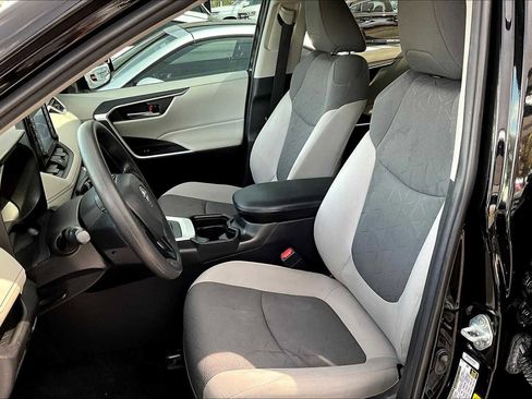 Used 2021 Toyota RAV4 XLE image 7