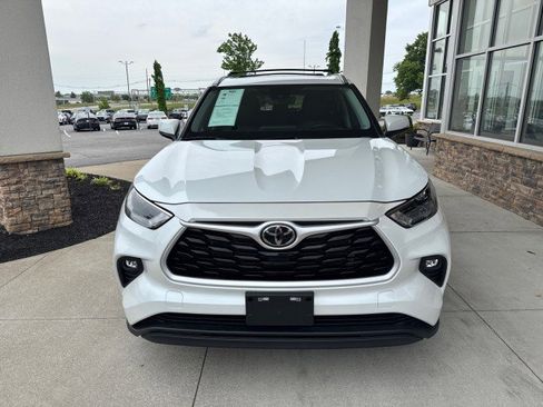 Used 2023 Toyota Highlander XLE AWD/4WD image 3