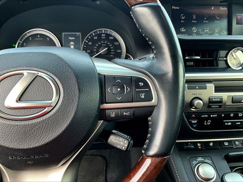 Used 2017 Lexus ES 350 w/ Ultra Luxury Package FWD image 12