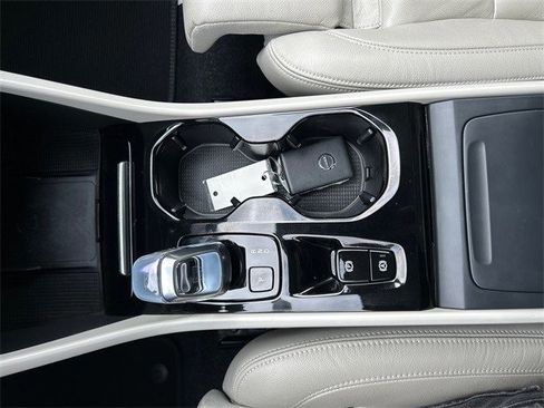 Used 2023 Volvo XC40 B4 Ultimate image 27