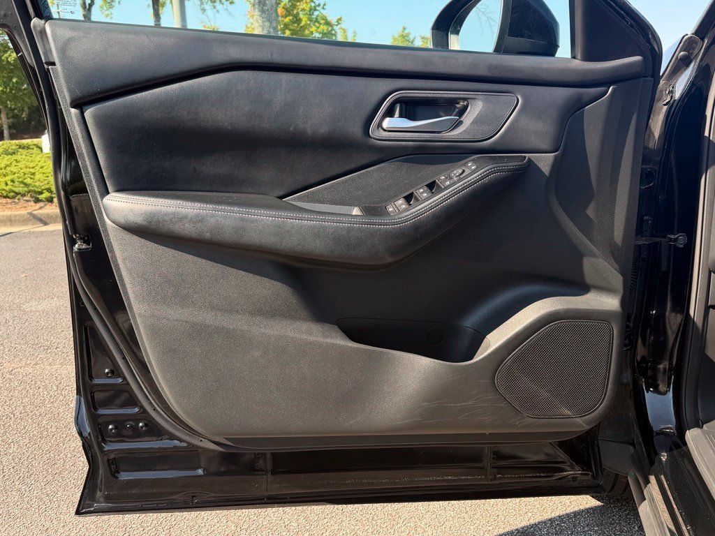 Used 2025 Nissan Rogue SV FWD image 24