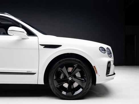Used 2021 Bentley Bentayga Plug-In Hybrid AWD/4WD image 37