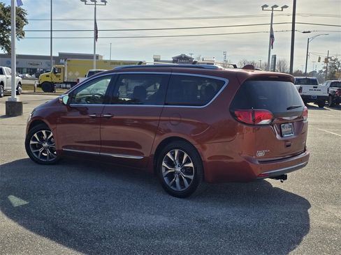 Used 2018 Chrysler Pacifica Limited w/ Tire & Wheel Group image 4