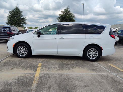 Used 2024 Chrysler Pacifica Touring-L FWD image 3