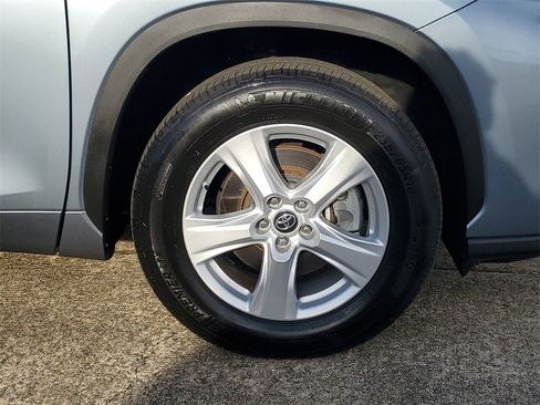 Used 2023 Toyota Highlander LE image 6