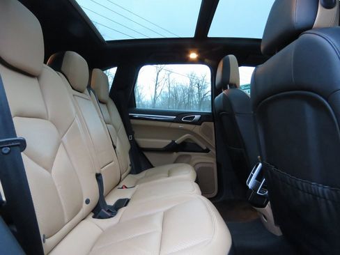 Used 2017 Porsche Cayenne image 16