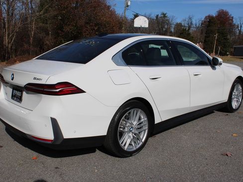 Used 2024 BMW 530i xDrive w/ Executive Package image 9