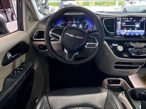 Used 2023 Chrysler Pacifica Touring-L FWD image 5