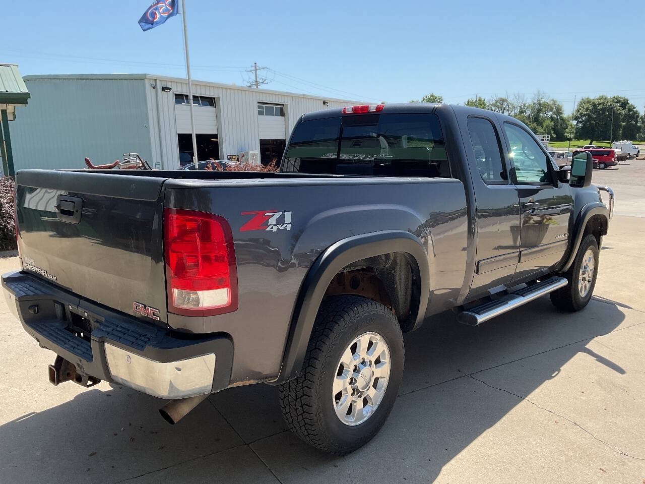 Used 2011 GMC Sierra 2500 SLE w/ SLE Preferred Package AWD/4WD image 9