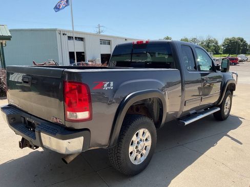 Used 2011 GMC Sierra 2500 SLE w/ SLE Preferred Package AWD/4WD image 9