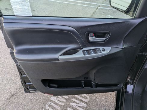 Used 2017 Toyota Sienna SE FWD image 10