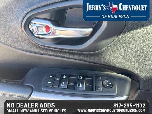 Used 2019 Jeep Cherokee Latitude Plus w/ Comfort/Convenience Group FWD image 14