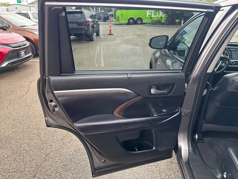 Used 2019 Toyota Highlander Limited AWD/4WD image 40