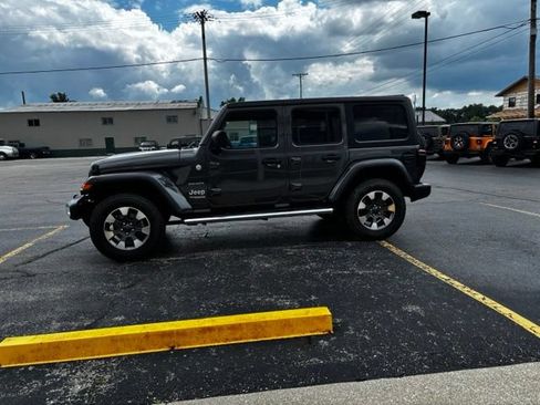 Used 2021 Jeep Wrangler Unlimited Sahara AWD/4WD image 4