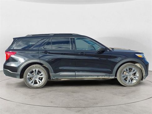Used 2021 Ford Explorer XLT w/ Equipment Group 202A image 6