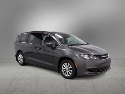 Certified 2017 Chrysler Pacifica Touring w/ Tire & Wheel Group image 2
