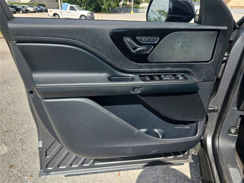 Used 2025 Lincoln Aviator 2WD image 13