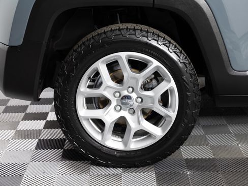 Used 2017 Jeep Renegade Latitude w/ Trailer Tow Group AWD/4WD image 36