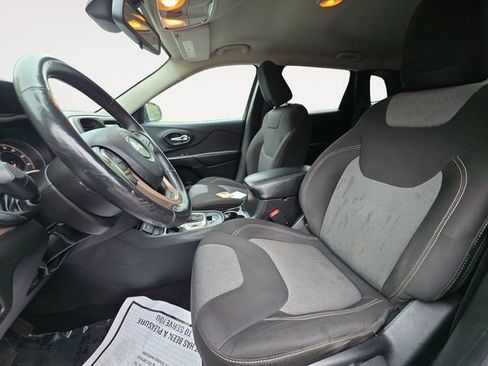 Used 2014 Jeep Cherokee Latitude w/ Cold Weather Group FWD image 9