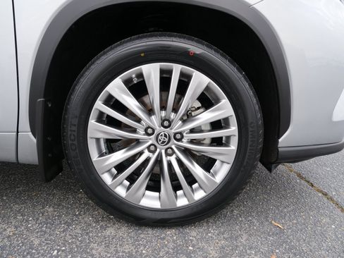 Used 2024 Toyota Highlander Platinum image 10